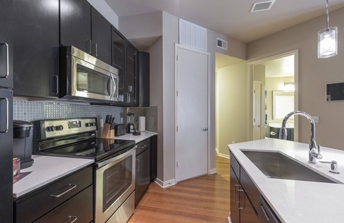 Texas Medical Center Condo | Luxury Med Center Fully Equipped King Sized Bed Condos