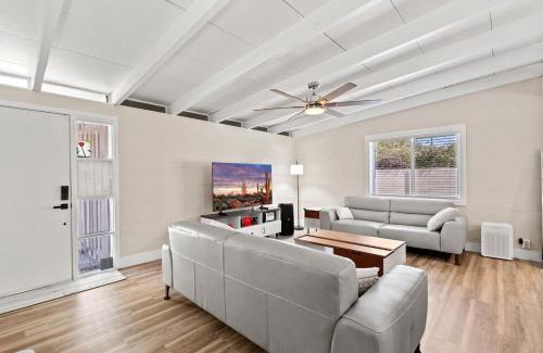 Camelback East House | Luxury Mid-Century Modern 3-Bedroom Home