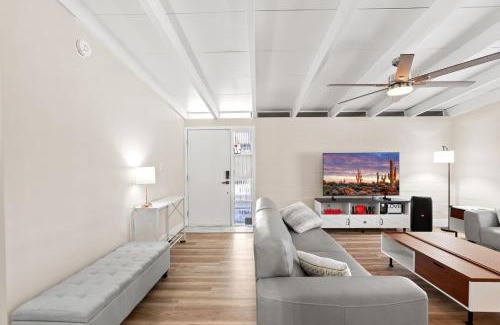 Camelback East House | Luxury Mid-Century Modern 3-Bedroom Home