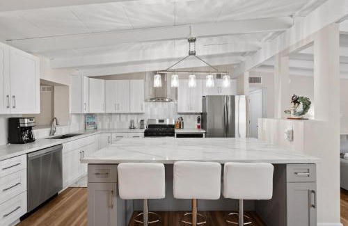 Camelback East House | Luxury Mid-Century Modern 3-Bedroom Home