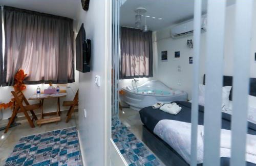 Giza Hotel | Luxury Middle East pyramid &jacuzzi