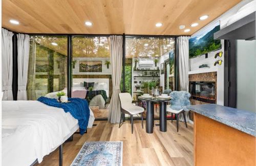 Caton House | Luxury Mirror Cabin-Private-Hot Tub-FirePit