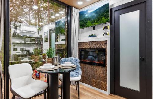 Caton House | Luxury Mirror Cabin-Private-Hot Tub-FirePit