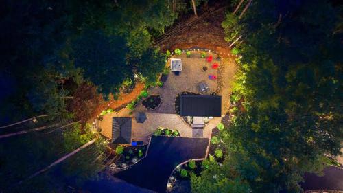 Caton House | Luxury Mirror Cabin-Private-Hot Tub-FirePit