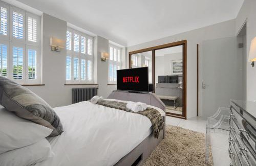 Castle Apartment | Luxury & Modern - Central - Beach Access - Wind St