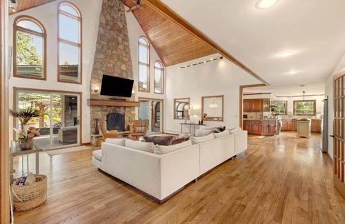Warwick Cottage | Luxury Mountain House: Pool, Theater & Outdoor Kitchen
