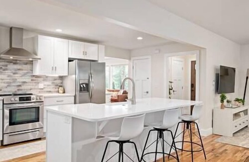 Alexander House | Luxury mountain oasis, hot tub & 15 mins to DT AVL, bring furry friends!