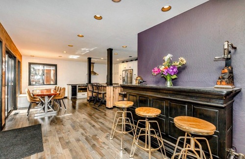 Truckee Ski Chalet | Luxury Mtn Home - Hot Tub, Pool Table, Pool, Gym