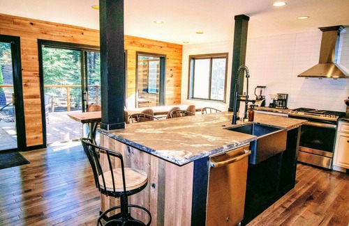 Truckee Ski Chalet | Luxury Mtn Home - Hot Tub, Pool Table, Pool, Gym
