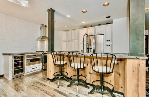Truckee Ski Chalet | Luxury Mtn Home - Hot Tub, Pool Table, Pool, Gym