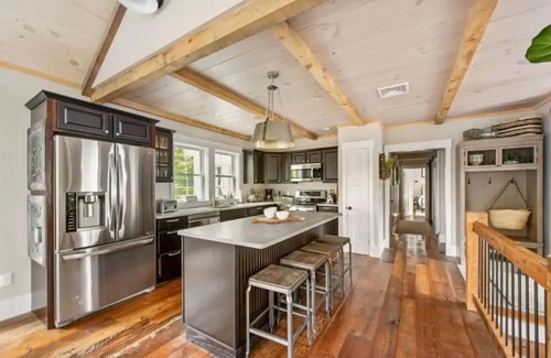 North Conway House | LUXURY on SACO RIVER with HOT TUB & MOUNTAIN VIEWS