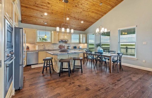 Hackberry House | Luxury on the Water