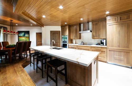 Deer Valley House | Luxury One Bedroom Corner Suite 1 Apartment Hotel by RedAwning
