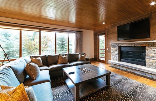 Deer Valley House | Luxury One Bedroom Corner Suite 1 Apartment Hotel by RedAwning