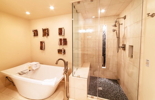 Deer Valley House | Luxury One Bedroom Corner Suite 1 Apartment Hotel by RedAwning