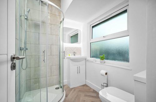 King's Heath Apartment | Luxury One Bedroom - Fast WiFi - Netflix - On Street Parking 2BR