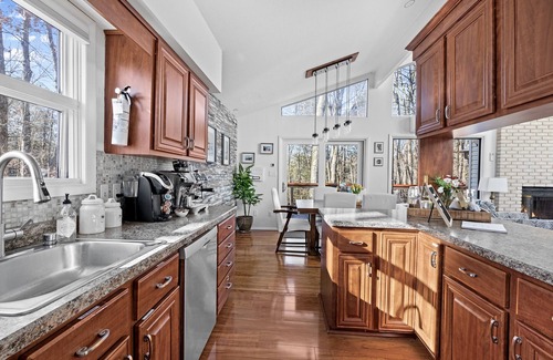 East Stroudsburg Ski Chalet | Luxury Open-Concept Retreat. Hot Tub. GameRoom. Hiking. Lake. Pool. Pet-Friendly