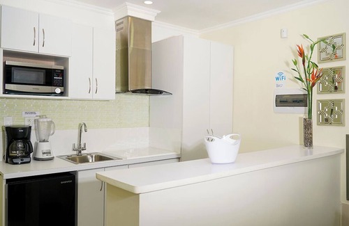 Noord Villa | Luxury Palm Beach Suite 5mins Away Walkable from the Beach & Marriott Hotel