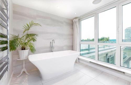 Vauxhall Apartment | Luxury Panoramic 3 bed with private terrace
