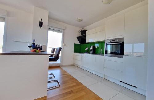 Mejasi Apartment | Luxury Penthouse "MANK" with private Parking