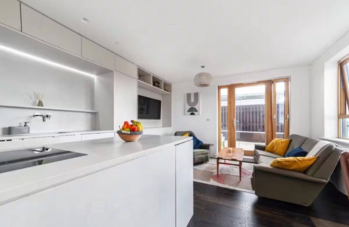 College Park and Old Oak Condo | Luxury Penthouse Near Notting Hill Gate | Stunning Sunset Views