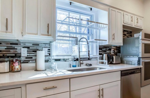 Bashford Manor House | Luxury: Private Pickleball, Tennis, Pool, & Hottub