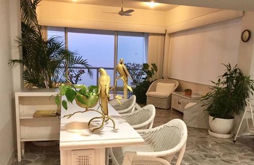 Club Deportivo Condo | Luxury Retreat on the beach in Acapulco Bay