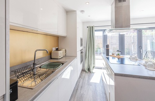 Failsworth House | Luxury Retreat for 10 with Hot Tub and Spacious Garden