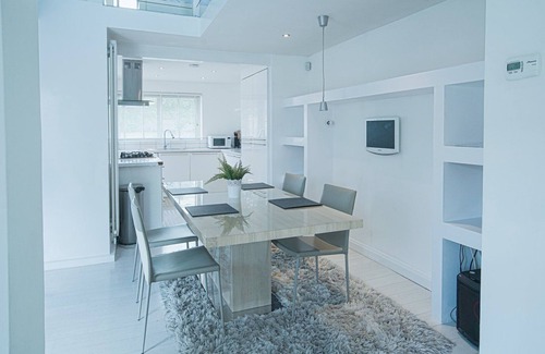 London Borough of Bromley Apartment | Luxury retreat in Shirley North