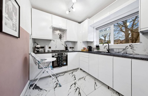 Putney House | Luxury Retreat - Sleeps 7 - Hot Tub - Jacuzzi