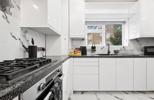 Putney House | Luxury Retreat - Sleeps 7 - Hot Tub - Jacuzzi