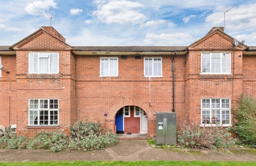 Putney House | Luxury Retreat - Sleeps 7 - Hot Tub - Jacuzzi