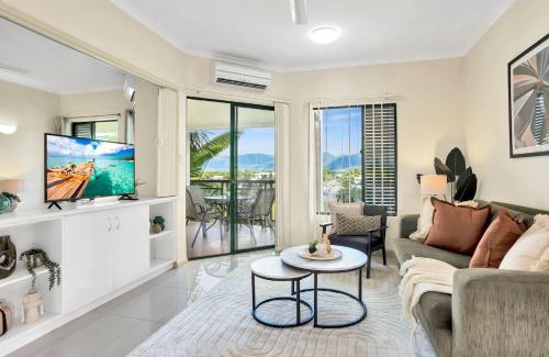 Cairns North Apartment | Luxury Retreat in Cairns with Pool