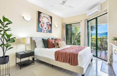 Cairns North Apartment | Luxury Retreat in Cairns with Pool