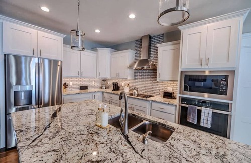 Jefferson House | Luxury Retreat- Modern 5BR Ranch in Bennington
