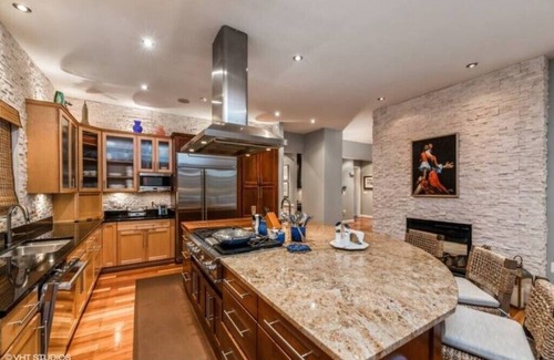 Leesburg House | Luxury Retreat with Family Feel: Perfect Getaway!nn