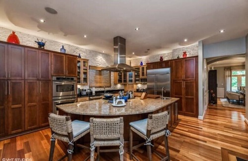 Leesburg House | Luxury Retreat with Family Feel: Perfect Getaway!nn