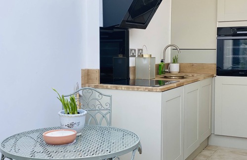 North Richmond Apartment | Luxury Richmond 4 Bd w Garden and off street parking and self contained annexe.