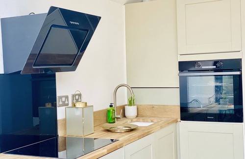 North Richmond Apartment | Luxury Richmond 4 Bd w Garden and off street parking and self contained annexe.