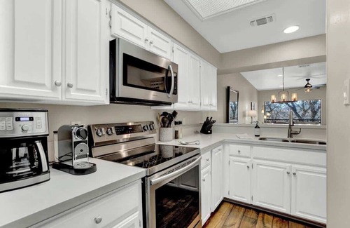 New Braunfels Condo | Luxury Riverfront Condo 1 BLK to Schlitterbahn!