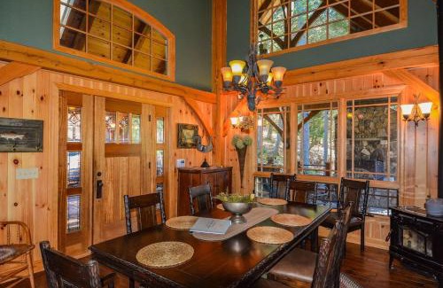 Lansing House | Luxury Riverfront Lodge - Sleeps 12, VIEWS, Fireplaces, Dogs OK