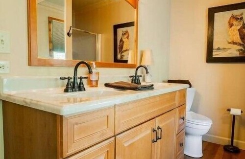Lone Rock Cabin | Luxury Riverfront Lodge Fishing, Hot Tub & Ozark Views”n