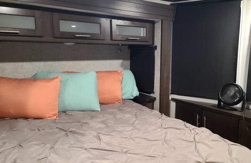 Eagle Pass House | Luxury RV with full kitchen sleeps family of 6 inside fenced property