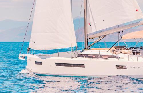 Alimos Boat Rental | Luxury Sailing Cruises in Athens with Traditional Greek Cuisine and Drinks