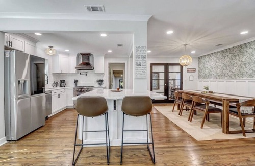 Savannah House | Luxury Savannah Retreat (Heated Pool+Pet Friendly)