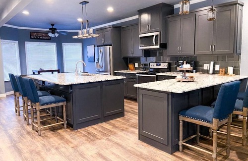 Kingston House | Luxury-Sleeps16-SPA-GameRoom-FirePit-Casino-EV-Pet