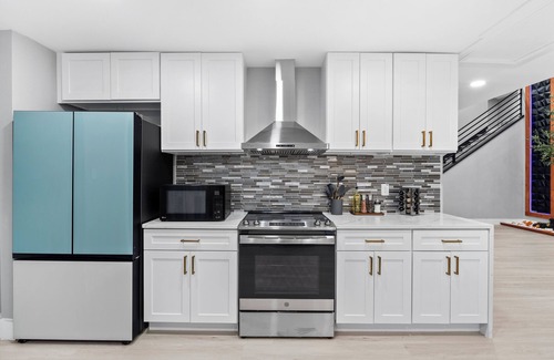 Mission Bend House | Luxury Spacious 5-bedroom house with Warm Heated pool n& Games