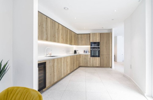 Stepney Green Apartment | Luxury Spacious Flat With Communal Gardens Parking