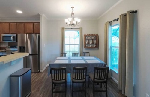 Belton House | Luxury stay near lake Belton - Wi-Fi A/C