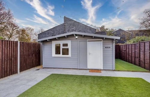 Little Holland Apartment | Luxury Studio Cabin - Central Location - Parking